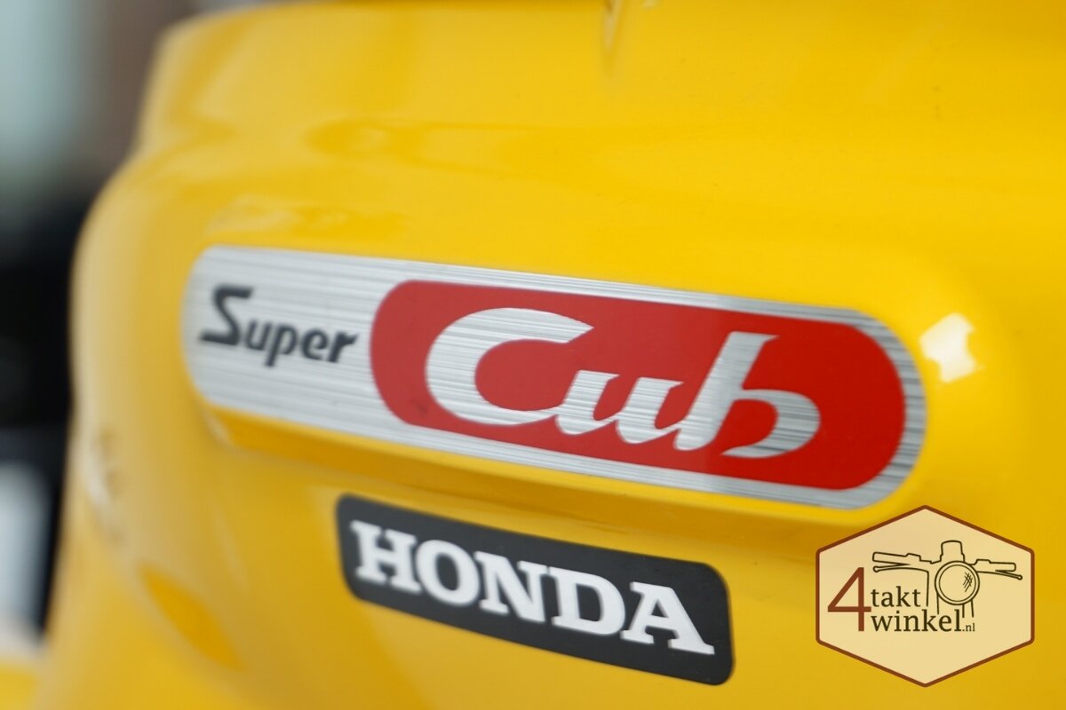 Honda C50, Custom, Gelb, mit niederl&auml;ndischem Kennzeichen