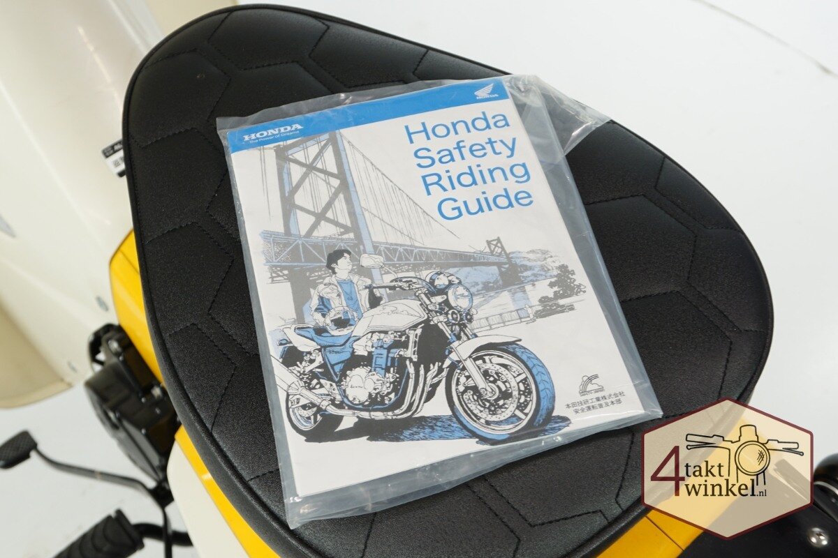 Honda C50, Custom, Gelb, mit niederl&auml;ndischem Kennzeichen